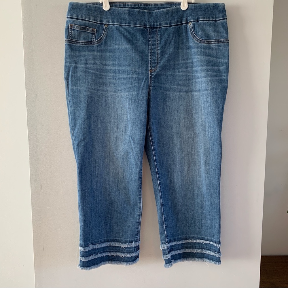 Chicos Capri Pants Pull On High Rise Stretch Denim Frayed Raw Hem Size 16